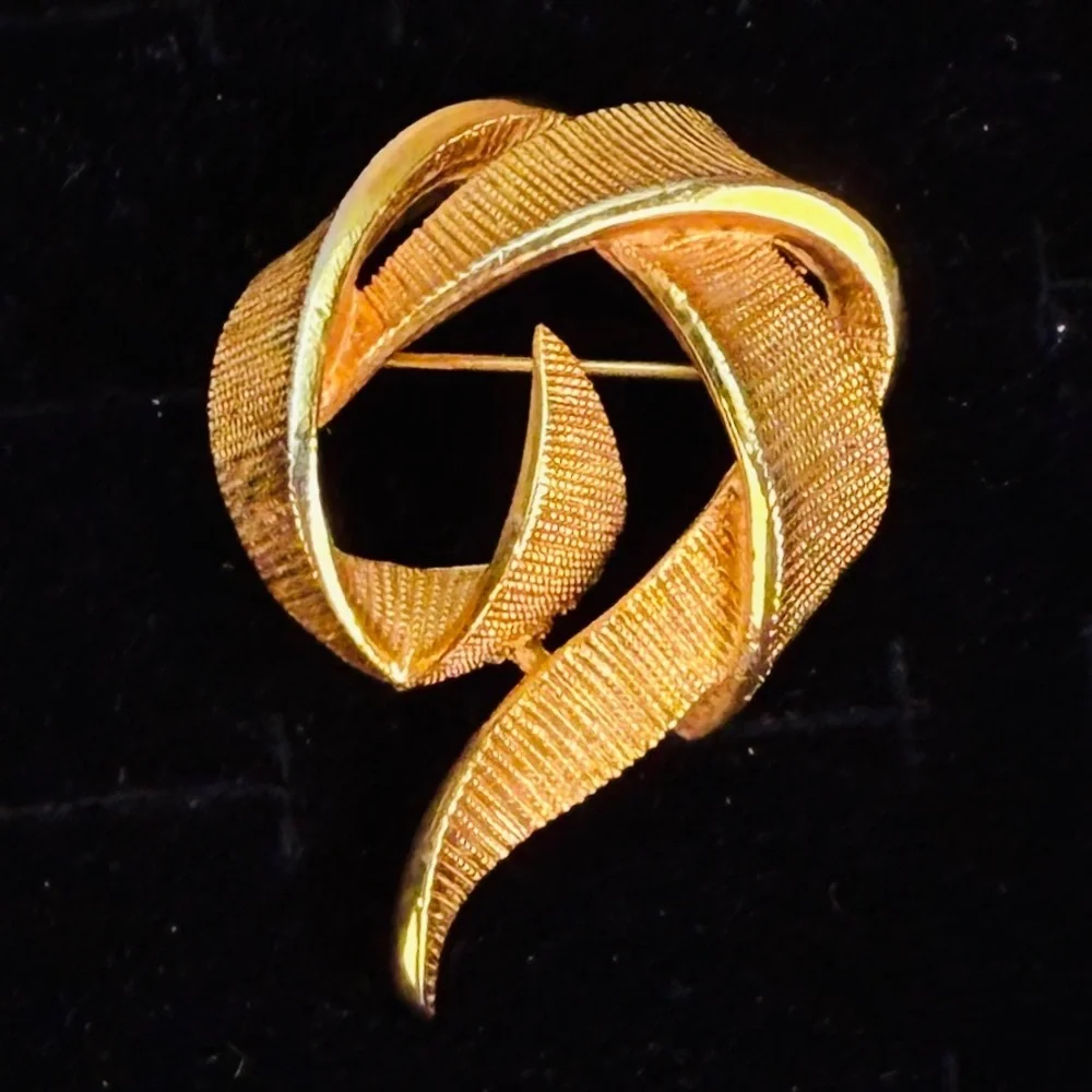 Elegant Vintage Goldtone Textured  Brooch